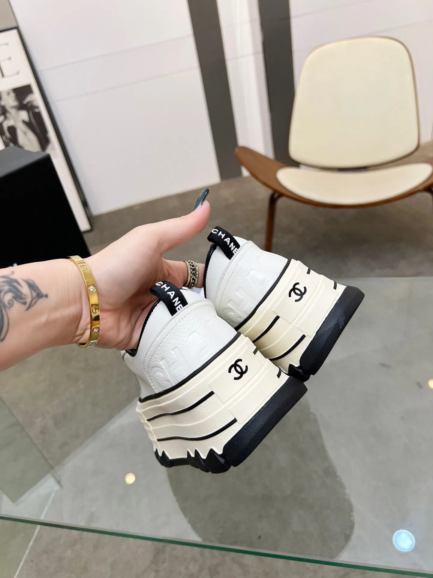 👟👟Ex-factory price 540👟👟 Chanel thick-soled biscuit shoes are a new retro series, showing a relaxed posture and lightness to start the summer journey. Continuing CHANEL's iconic deconstructed silhouette, the shoe body is presented with simple three-dimensional lines and double logos. The upper layer of cowhide material is injected with upper layer softness to enhance the foot feel. It adopts a thick rubber sole with geometric texture and rubber edging details. The leg heightening effect is comparable to that of leg plastic surgery. It makes your legs look bigger, slimmer and longer. It can be easily held in various styles. You can wear it with you! Upper material: cowhide Inner material: sheepskin lining Size: 35-40
